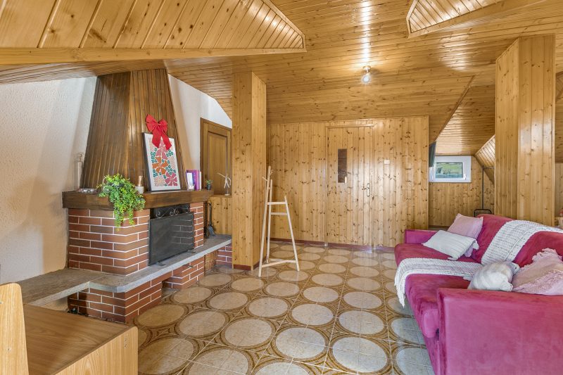 La Mansarda Sul Lago: Rustic Attic Studio with Balcony & Parking
