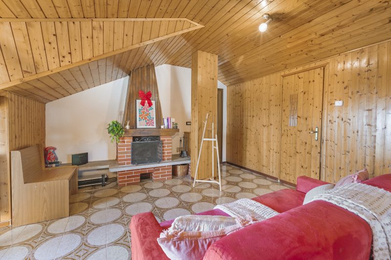 La Mansarda Sul Lago: Rustic Attic Studio with Balcony & Parking