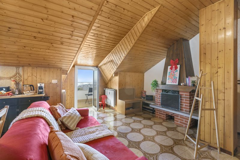 La Mansarda Sul Lago: Rustic Attic Studio with Balcony & Parking