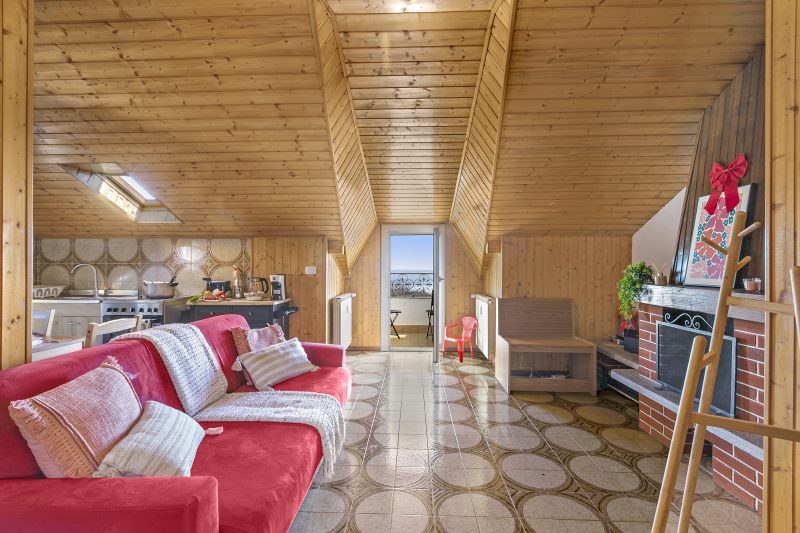 La Mansarda Sul Lago: Rustic Attic Studio with Balcony & Parking