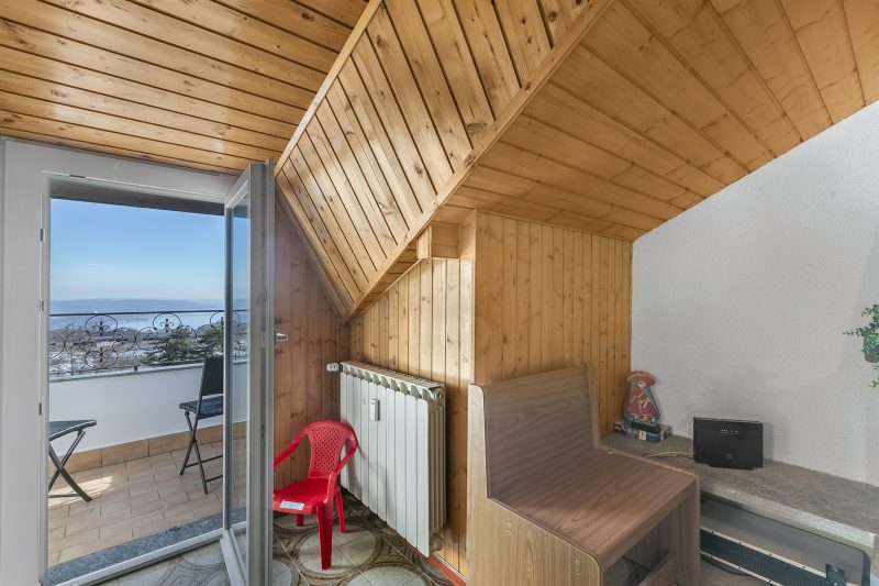 La Mansarda Sul Lago: Rustic Attic Studio with Balcony & Parking