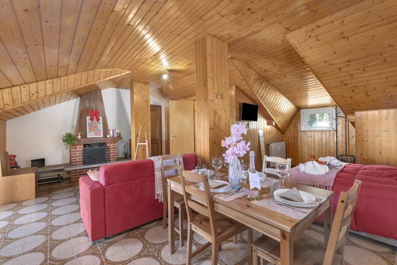 La Mansarda Sul Lago: Rustic Attic Studio with Balcony & Parking