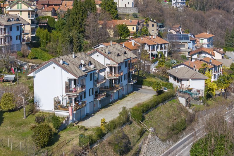 La Mansarda Sul Lago: Rustic Attic Studio with Balcony & Parking