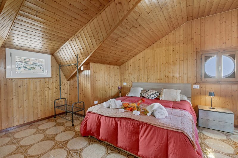 La Mansarda Sul Lago: Rustic Attic Studio with Balcony & Parking
