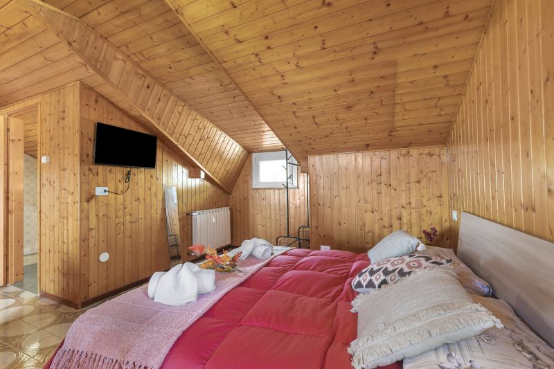 La Mansarda Sul Lago: Rustic Attic Studio with Balcony & Parking