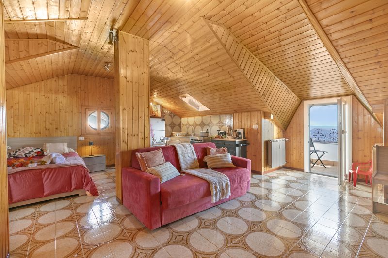 La Mansarda Sul Lago: Rustic Attic Studio with Balcony & Parking