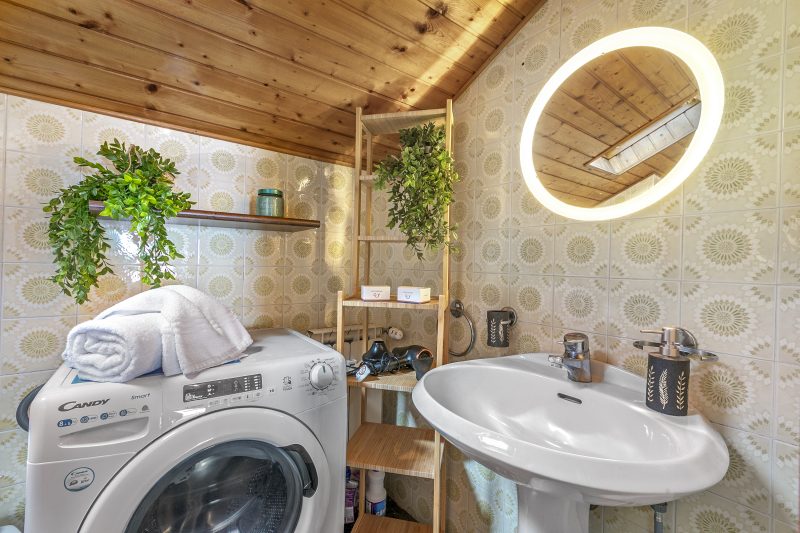 La Mansarda Sul Lago: Rustic Attic Studio with Balcony & Parking