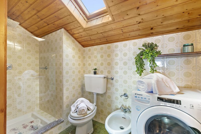 La Mansarda Sul Lago: Rustic Attic Studio with Balcony & Parking