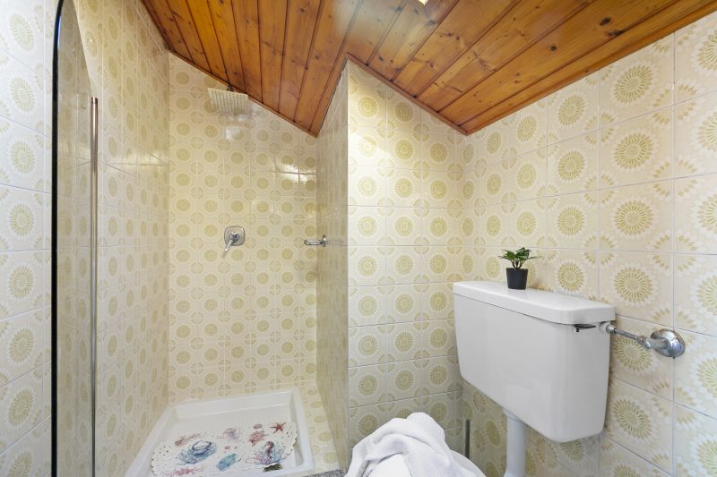 La Mansarda Sul Lago: Rustic Attic Studio with Balcony & Parking