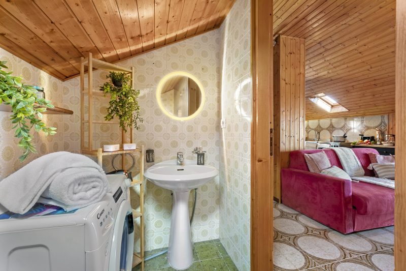 La Mansarda Sul Lago: Rustic Attic Studio with Balcony & Parking