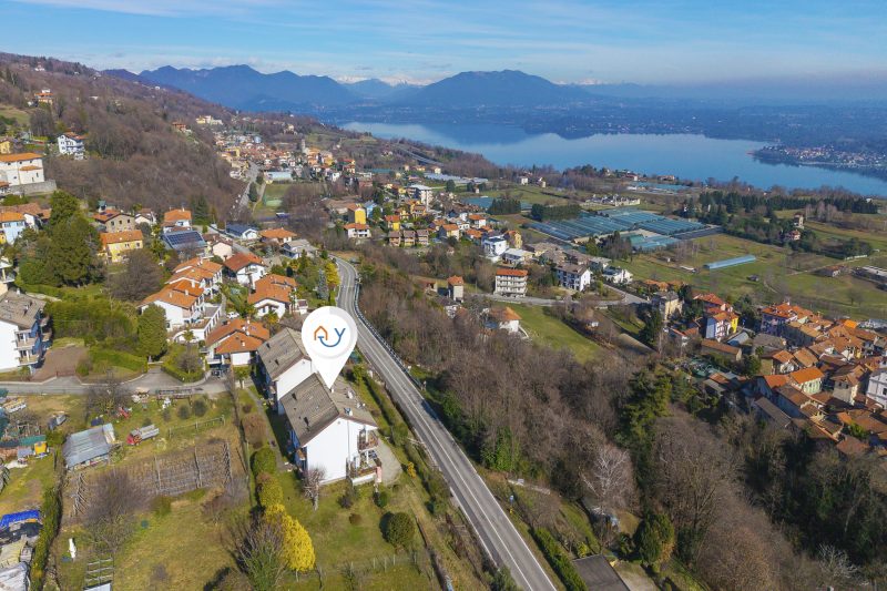 La Mansarda Sul Lago: Rustic Attic Studio with Balcony & Parking