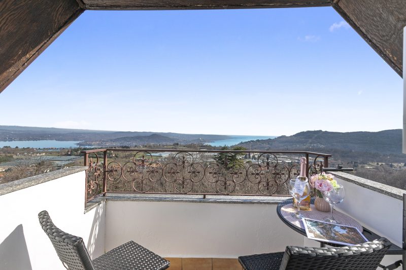 La Mansarda Sul Lago: Rustic Attic Studio with Balcony & Parking