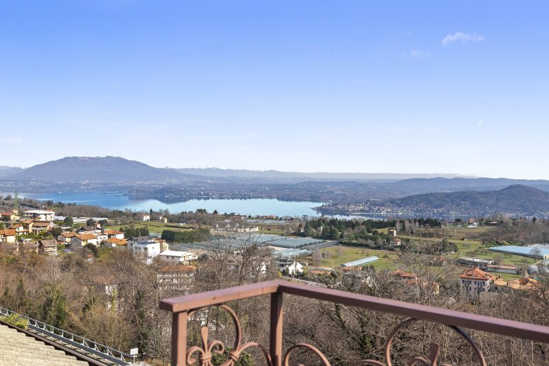 La Mansarda Sul Lago: Rustic Attic Studio with Balcony & Parking