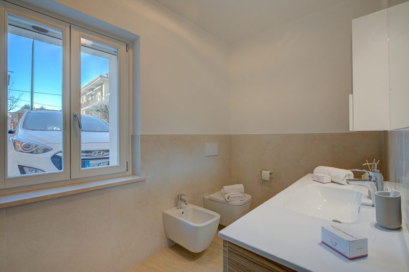 Peschiera few steps from the lake Garden, Terrace, & AC