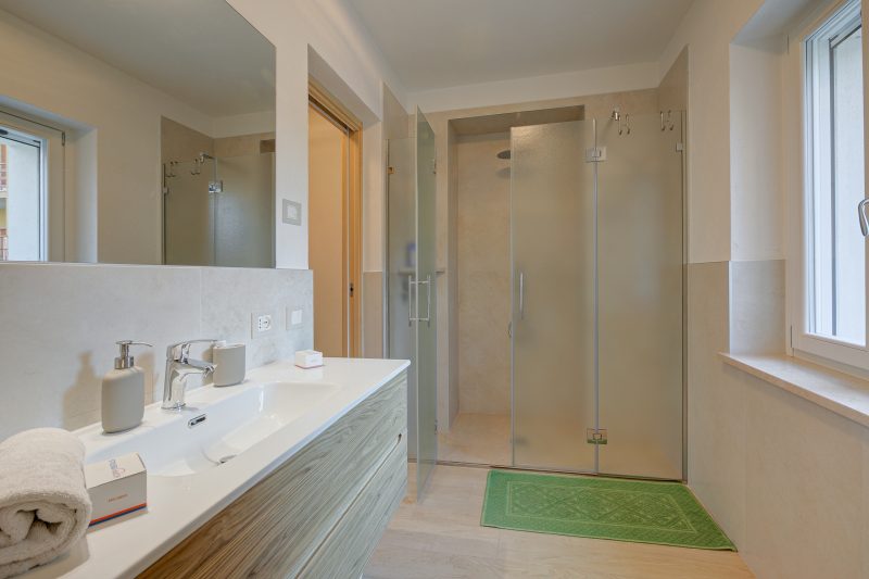Peschiera few steps from the lake Garden, Terrace, & AC