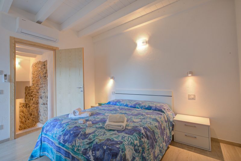 Peschiera few steps from the lake Garden, Terrace, & AC