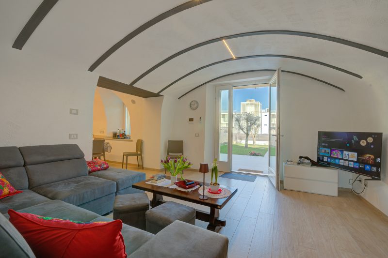 Peschiera few steps from the lake Garden, Terrace, & AC
