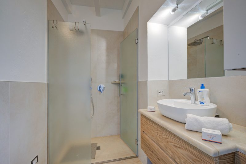Peschiera few steps from the lake Garden, Terrace, & AC