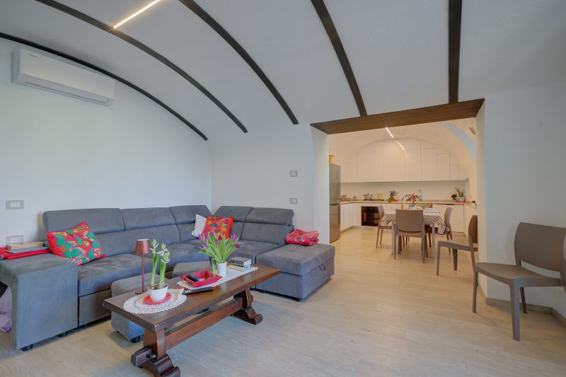 Peschiera few steps from the lake Garden, Terrace, & AC