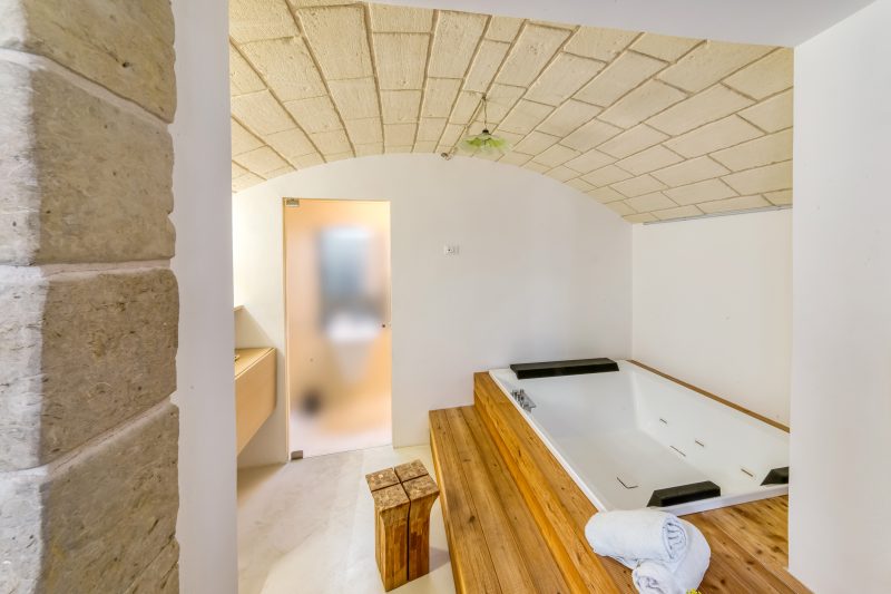 Martano Jacuzzi Suite w/ Terrace & BBQ