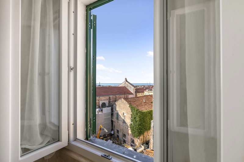 EA Blue Marin Apartment with A/C