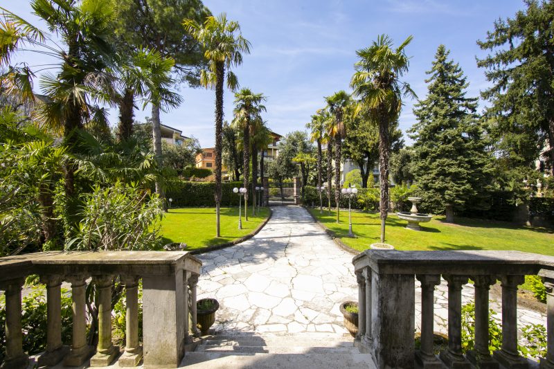 Villa Barbara - Lake Garda Villa with Pool & Views