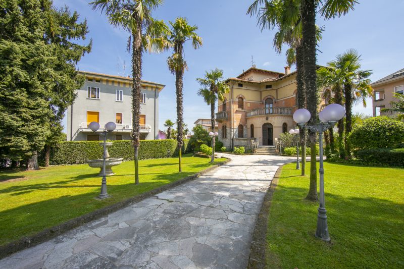 Villa Barbara - Lake Garda Villa with Pool & Views