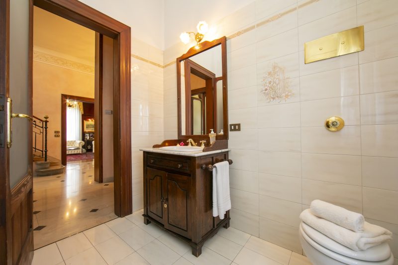 Villa Barbara - Lake Garda Villa with Pool & Views