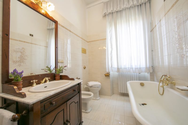 Villa Barbara - Lake Garda Villa with Pool & Views