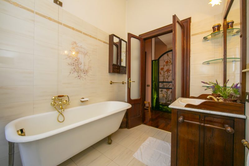 Villa Barbara - Lake Garda Villa with Pool & Views