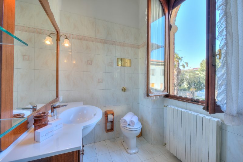 Villa Barbara - Lake Garda Villa with Pool & Views
