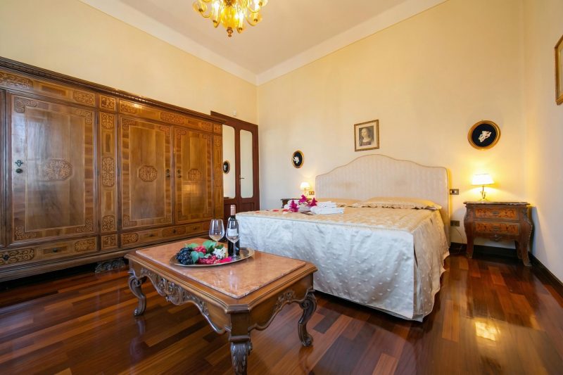Villa Barbara - Lake Garda Villa with Pool & Views