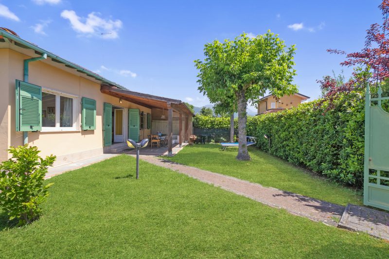 Casa Colombo with Garden In Forte Dei Marmi