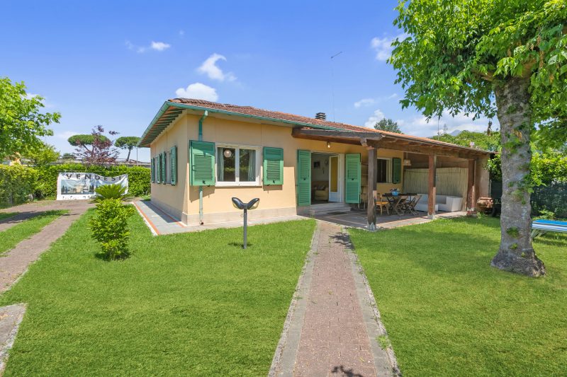 Casa Colombo with Garden In Forte Dei Marmi