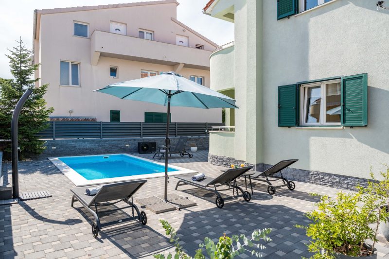 S Villa with Pool, Jacuzzi & Gym