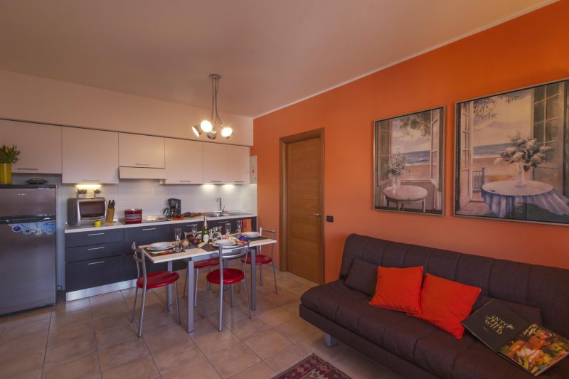 Casa Fiorita: Leggiuno 100 meters from lake Apartment with shared Pool