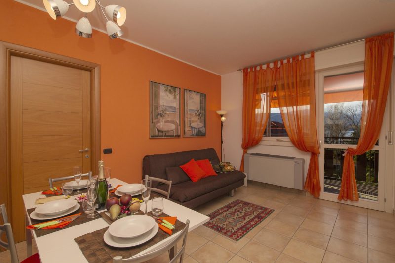 Casa Fiorita: Leggiuno 100 meters from lake Apartment with shared Pool