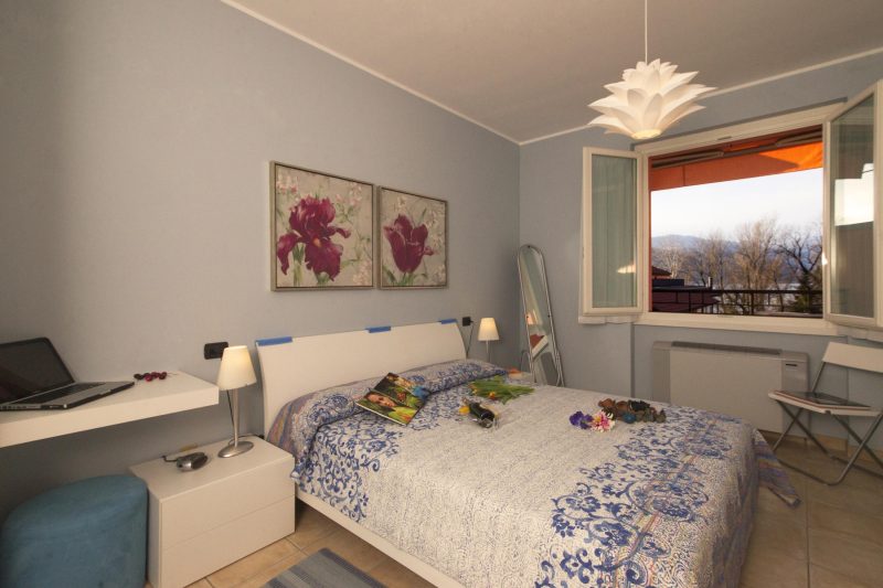 Casa Fiorita: Leggiuno 100 meters from lake Apartment with shared Pool