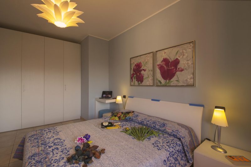 Casa Fiorita: Leggiuno 100 meters from lake Apartment with shared Pool