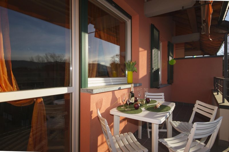 Casa Fiorita: Leggiuno 100 meters from lake Apartment with shared Pool