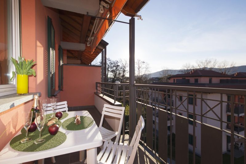 Casa Fiorita: Leggiuno 100 meters from lake Apartment with shared Pool