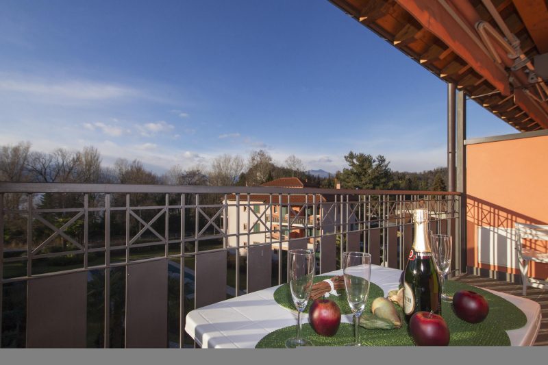 Casa Fiorita: Leggiuno 100 meters from lake Apartment with shared Pool