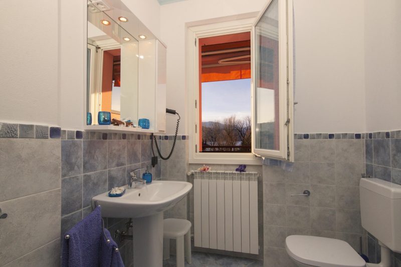 Casa Fiorita: Leggiuno 100 meters from lake Apartment with shared Pool