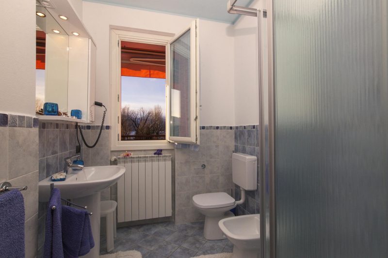 Casa Fiorita: Leggiuno 100 meters from lake Apartment with shared Pool
