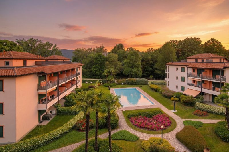 Casa Fiorita: Leggiuno 100 meters from lake Apartment with shared Pool