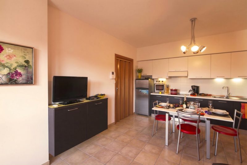 Casa Fiorita: Leggiuno 100 meters from lake Apartment with shared Pool