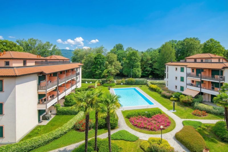 Casa Fiorita: Leggiuno 100 meters from lake Apartment with shared Pool
