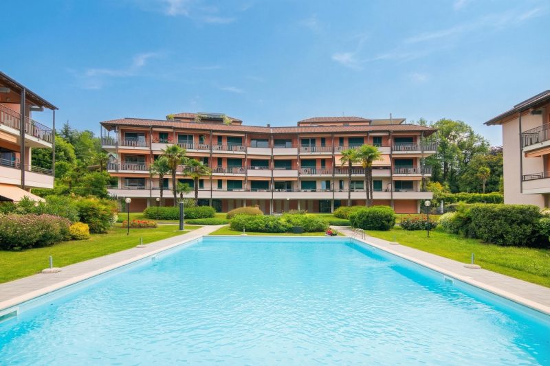 Casa Fiorita: Leggiuno 100 meters from lake Apartment with shared Pool