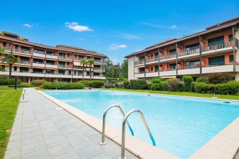 Casa Fiorita: Leggiuno 100 meters from lake Apartment with shared Pool