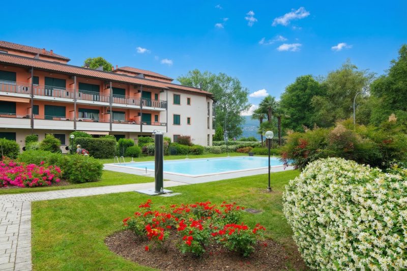 Casa Fiorita: Leggiuno 100 meters from lake Apartment with shared Pool